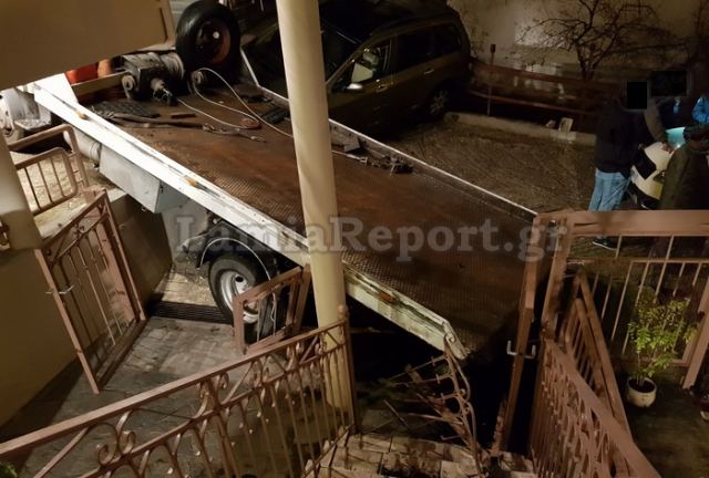 Λαμία: Γερανός της οδικής βοήθειας και χαλασμένο ΙΧ κατέληξαν σε αυλή σπιτιού - Media