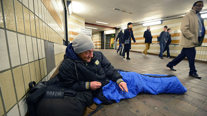 Στην πλούσια Βρετανία 24.000 άνθρωποι θα κάνουν Χριστούγεννα στα παγκάκια - Νεκροί 600 άστεγοι το 