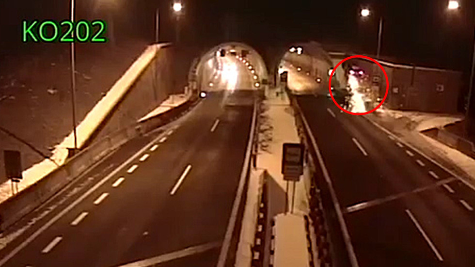 Το αμάξι του εκτοξεύτηκε στον κορυφή ενός τούνελ αλλά βγήκε ζωντανός! (Video) - Media
