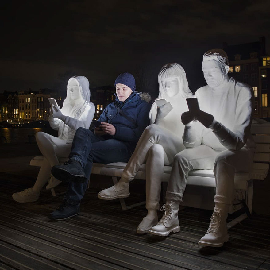Γλυπτά στο Άμστερνταμ αποτυπώνουν την εμμονή μας με τα smartphones (Photos) - Media