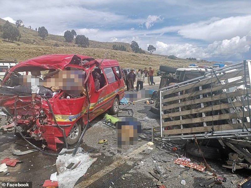 Σύγκρουση λεωφορείων στη Βολιβία: 17 νεκροί (Photos) - Media