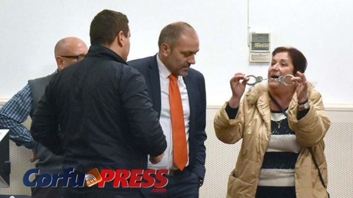 Κέρκυρα: Γιαούρτια, αυγά και... χειροπέδες στη συνεδρίαση δημοτικού συμβουλίου (Video) - Media