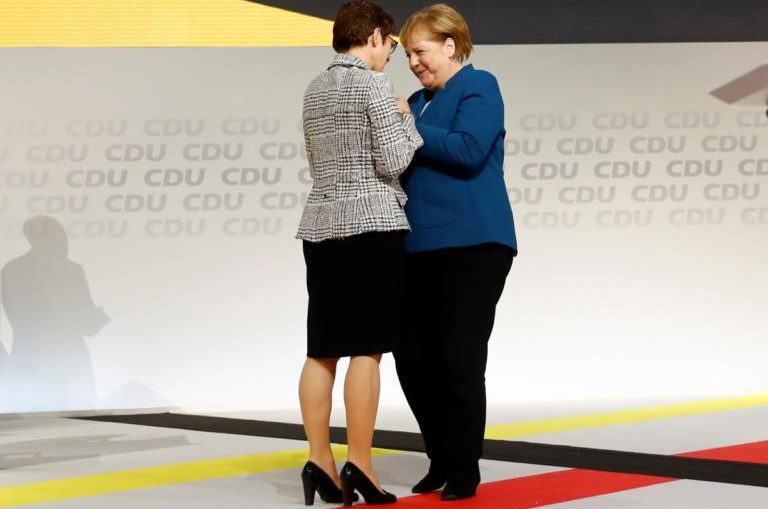 Το σκληρό ροκ γκρουπ που λατρεύει η διάδοχος της Μέρκελ - Media