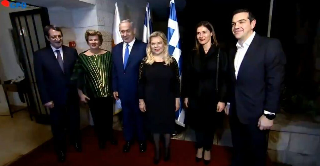 Η εμφάνιση Τσίπρα - Μπαζιάνα στο δείπνο του Νετανιάχου - «Το όνομά σας είναι Μπέτυ;»  - Media