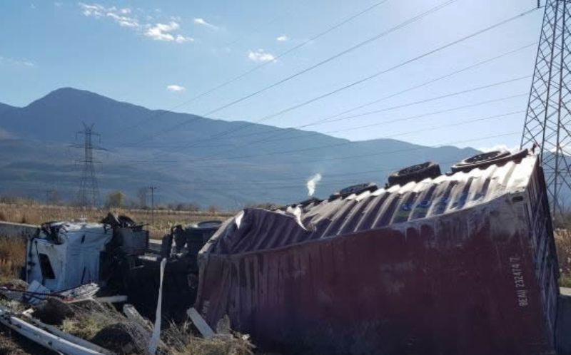 Η νταλίκα έγινε κομμάτια, ο οδηγός τη γλύτωσε χωρίς γρατσουνιά! (Photos) - Media