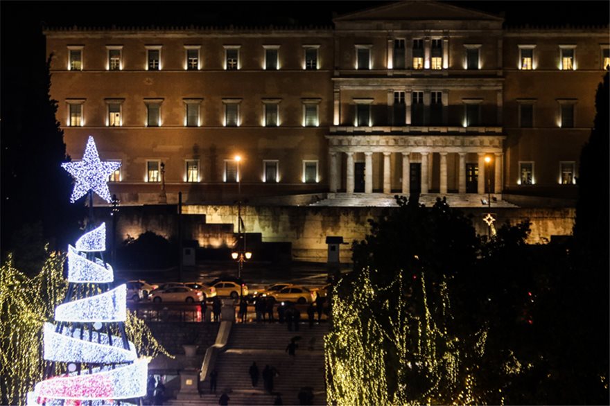 Λαμία: Τεράστιο πεύκο έπεσε μεσα στην πόλη (Photos/Video) - Media