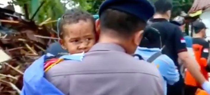 Ζωή μέσα από τα ερείπια – Σαν από θαύμα ανέσυραν μετά από 12 ώρες ζωντανό πεντάχρονο παιδί – Εκπληκτικό βίντεο μετά το τσουνάμι  - Media