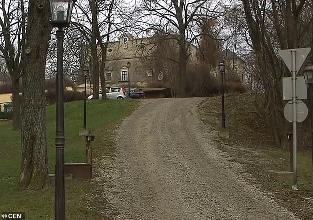 Δούκας δολοφόνησε μέσα στον πύργο του, τη μάνα τον πατέρα και τον αδελφό του για τα περιουσιακά (Photos)  - Media