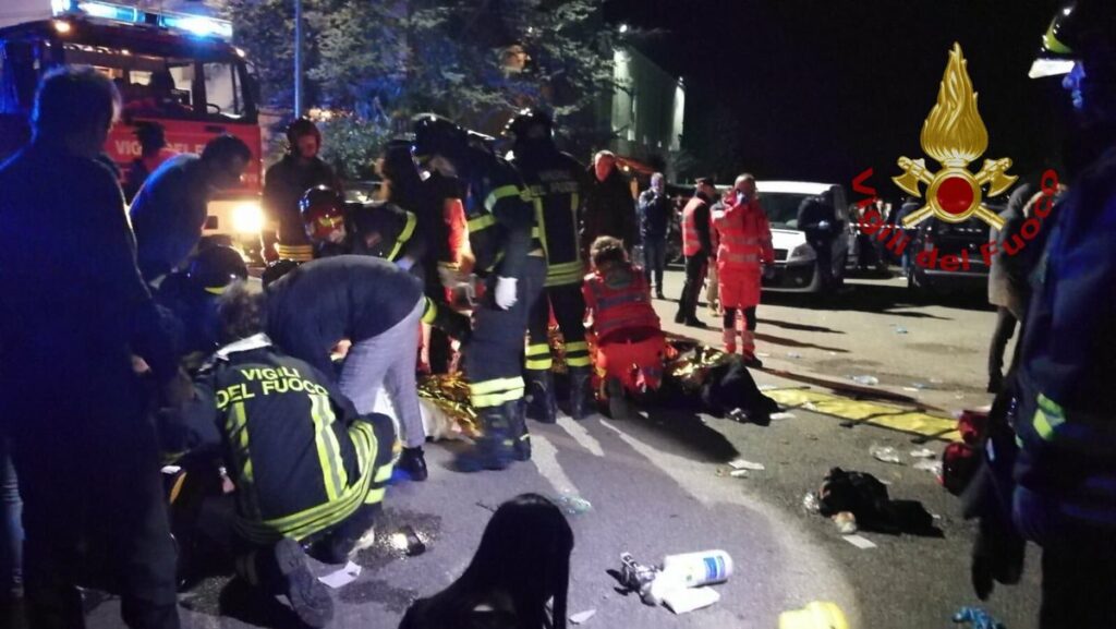 Τραγωδία στην Ιταλία: Έξι νεκροί σε κλαμπ στην Ανκόνα – Εκατοντάδες τραυματίες (Photos) - Media