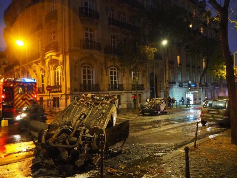 Βίντεο-σοκ από το Παρίσι: Ελεύθεροι σκοπευτές στα Ηλύσια Πεδία (Video) - Media