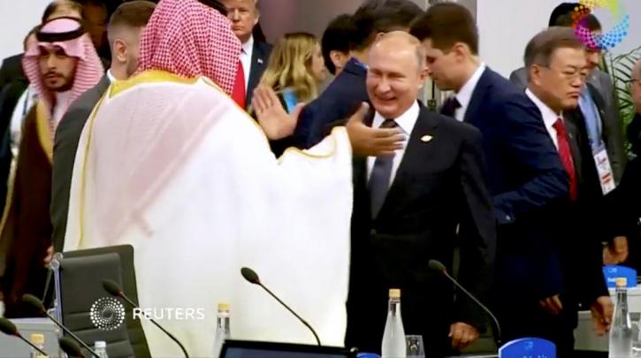 Το «χάι φάιβ» του Πούτιν με τον Πρίγκιπα Σαλμάν: Το στιγμιότυπο που έγινε viral! (Video) - Media