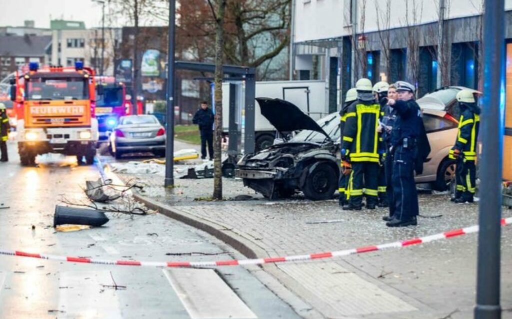 Γερμανία: Αυτοκίνητο έπεσε σε στάση λεωφορείου – Ένας νεκρός, εννιά τραυματίες (Video) - Media
