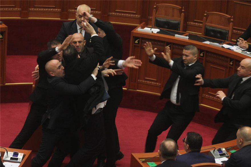 Ο Ράμα «έφαγε» αυγό από βουλευτή ενώ μιλούσε στην αλβανική βουλή (video) - Media