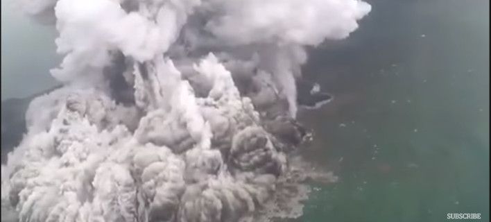 Η στιγμή της έκρηξης του ηφαιστείου που προκάλεσε το τσουνάμι στην Ινδονησία – Συγκλονιστικό βίντεο  - Media