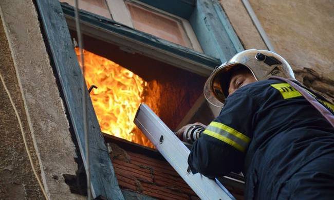 Πυρκαγιά σε διαμέρισμα στον Πειραιά: Απεγκλωβίστηκαν οι ένοικοι - Media