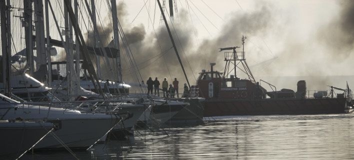 Στις φλόγες δύο θαλαμηγοί στη μαρίνα Γλυφάδας - Media