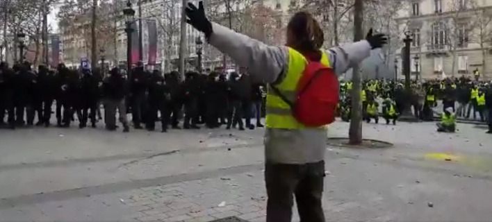 Γάλλοι αστυνομικοί πυροβολούν με πλαστικές σφαίρες τα «κίτρινα γιλέκα» (Video) - Media