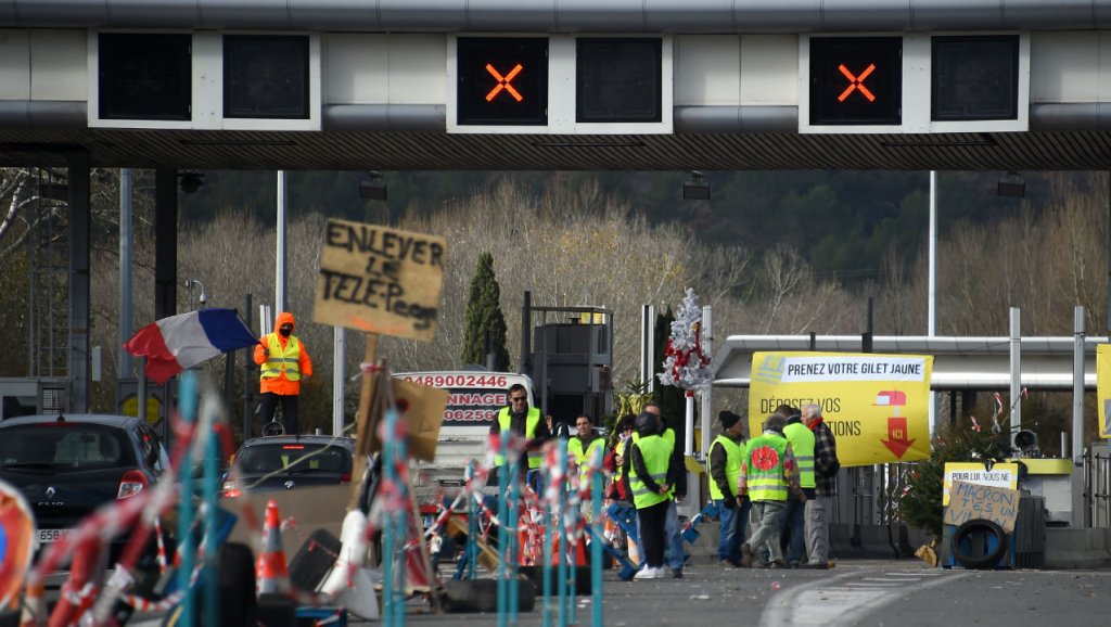 Χάος στους αυτοκινητόδρομους της Γαλλίας - Τα «κίτρινα γιλέκα» πυρπολούν διόδια! - Media