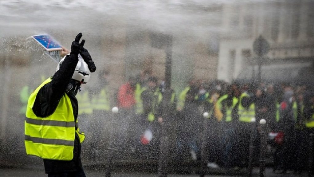 «Κίτρινα Γιλέκα»: Νεαρός διαδηλωτής σκοτώθηκε όταν τον χτύπησε φορτηγό στην Αβινιόν - Media