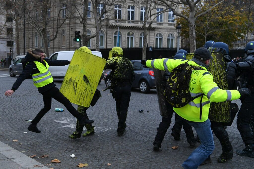 Ξανά «πεδίο μάχης» το Παρίσι - Δακρυγόνα και πλαστικές σφαίρες κατά των «κίτρινων γιλέκων» - Media