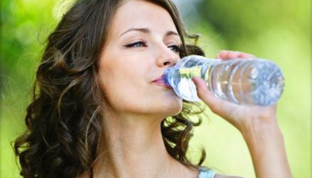 Πόσο νερό πρέπει να πίνετε; Η απάντηση δεν είναι αυτή που νομίζετε - Media