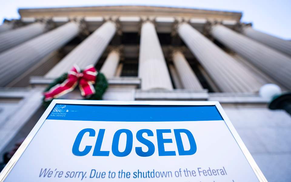 Το υπουργείο Εμπορίου των ΗΠΑ δεν θα δημοσιοποιεί οικονομικά δεδομένα όσο διαρκεί το shutdown - Media