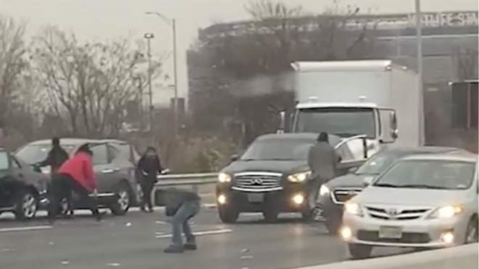 Χαμός σε αυτοκινητόδρομο στο Νιου Τζέρσεϊ: Οι οδηγοί τρελάθηκαν όταν αρχισε να «βρέχει» χρήματα (Video) - Media