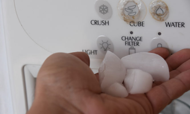 Κίνδυνος από τα παγάκια που φτιάχνει το ψυγείο – Τι πρέπει να ξέρετε - Media
