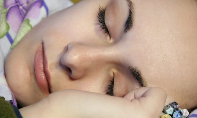 Κοιμόταν χωρίς να βγάζει τη μάσκαρα - Δείτε τι έπαθε το μάτι της! (Photo) - Media