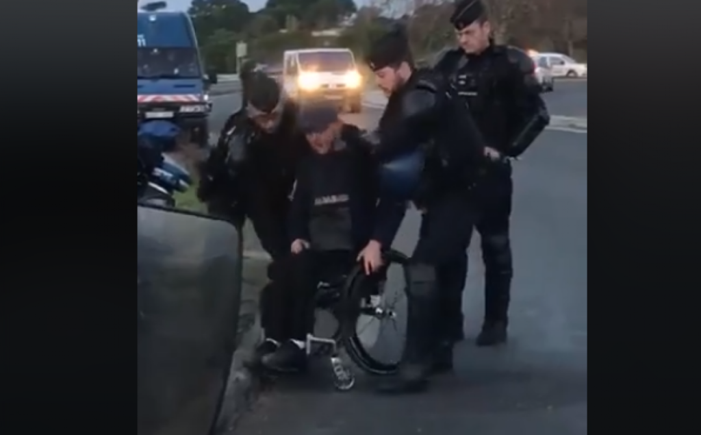 Σκηνές ντροπής: Γάλλοι αστυνομικοί πετούν διαδηλωτή από το αναπηρικό του καροτσάκι (Video) - Media
