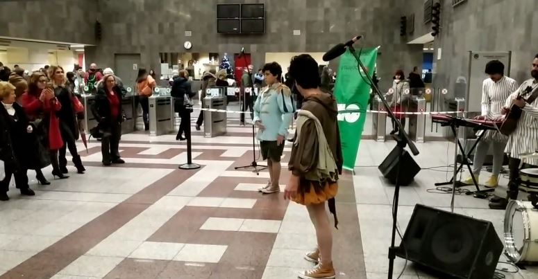 Αυτό που είδαν οι επιβάτες του μετρό στο Σύνταγμα τους άφησε με το στόμα ανοιχτό! (Video) - Media