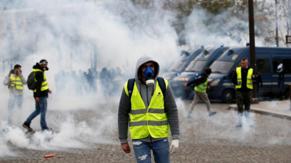 Σοβαρά επεισόδια στο Παρίσι στη διαδήλωση χιλιάδων ανθρώπων κατά της αστυνομικής βίας - Media