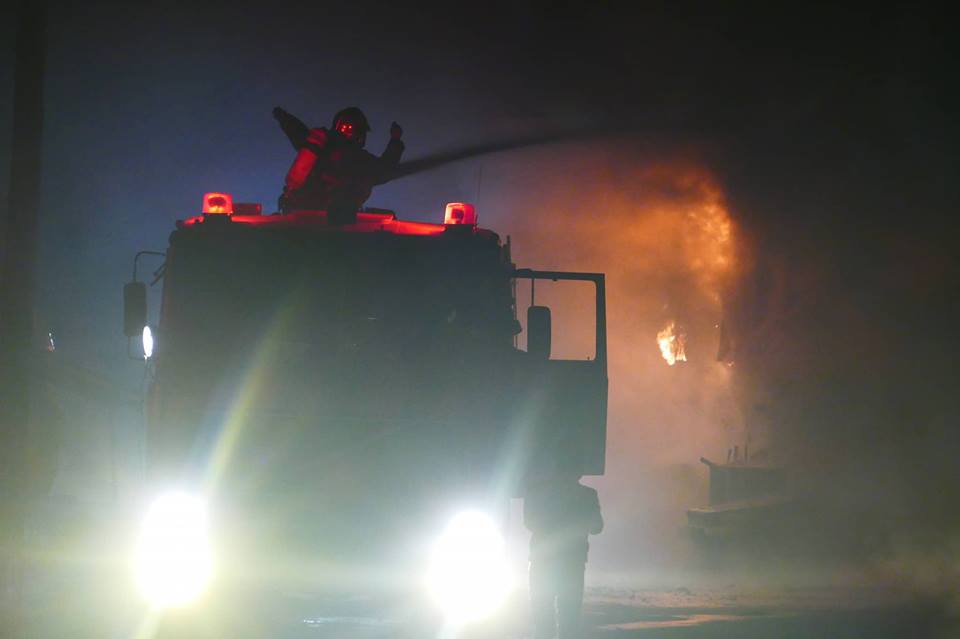 Λάρισα: Υπό έλεγχο η πυρκαγιά στο εργοστάσιο επίπλων - Media