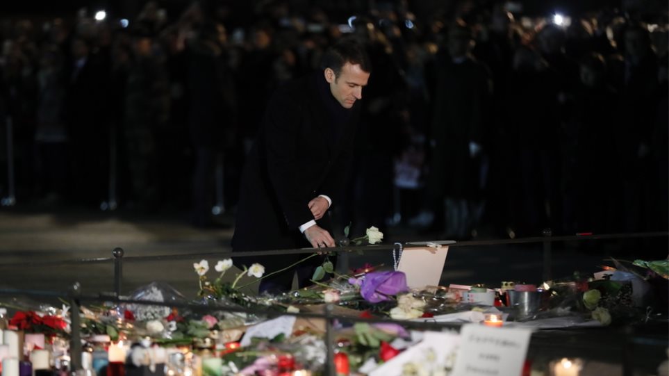Ο Μακρόν αφήνει λευκό τριαντάφυλλο για τα θύματα στο Στρασβούργο - Media