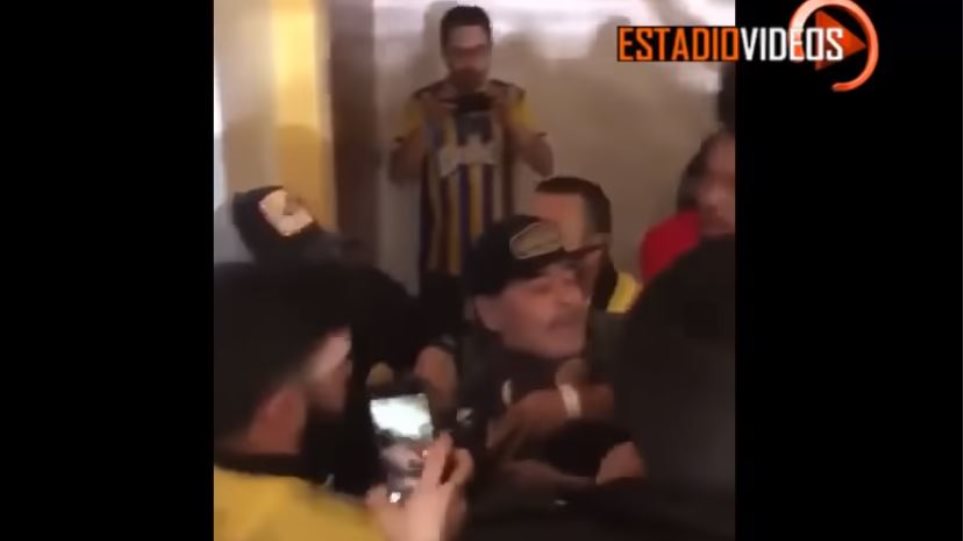 «Θερμό» επεισόδιο του Μαραντόνα με οπαδούς: Έπαιξε ξύλο (Video) - Media