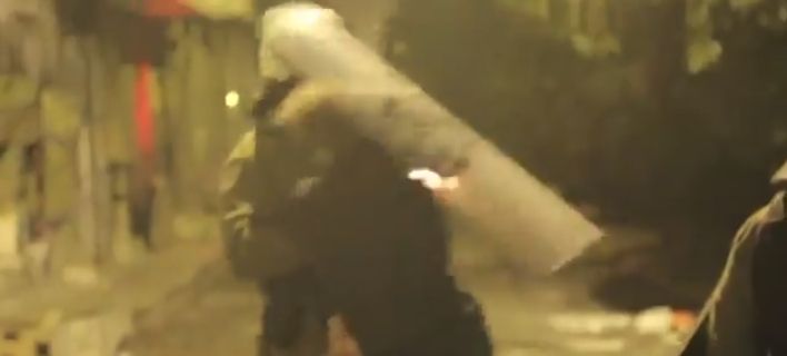Εξάρχεια: Άνδρας των ΜΑΤ χτυπά με την ασπίδα του το πρόσωπο συλληφθέντα (Video) - Media
