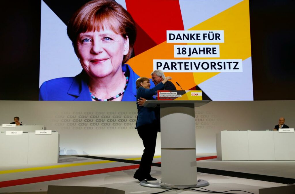 Αυτός ο πολιτικός δεν χειροκρότησε τη Μέρκελ στο συνέδριο του CDU (Video) - Media