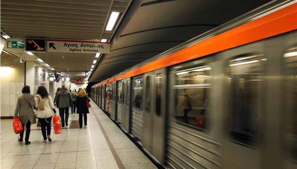 Άνδρας περπατά στη γραμμή του μετρό - Πού διακόπηκε η κυκλοφορία - Media
