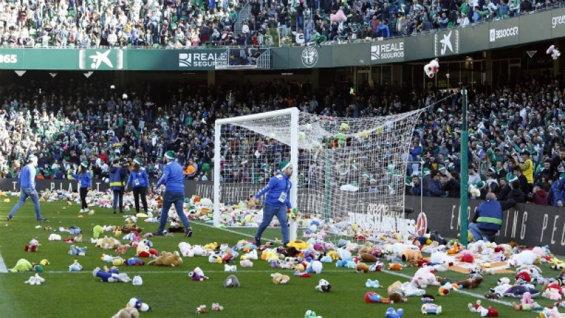 Οπαδοί γέμισαν το γήπεδο της Μπέτις με χιλιάδες αρκουδάκια για καλό σκοπό (Video) - Media