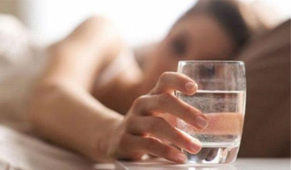 Τι συμβαίνει στο σώμα αν πίνετε νερό μόλις ξυπνάτε - Media