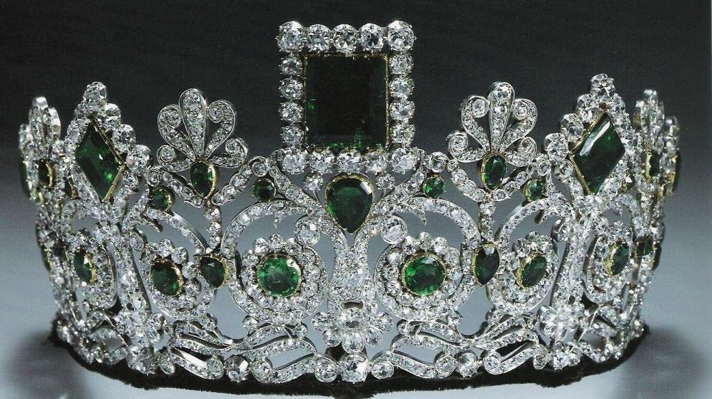 Βασιλικός συναγερμός: Εκλάπη τιάρα του 1902 καλυμμένη με διαμάντια  - Media