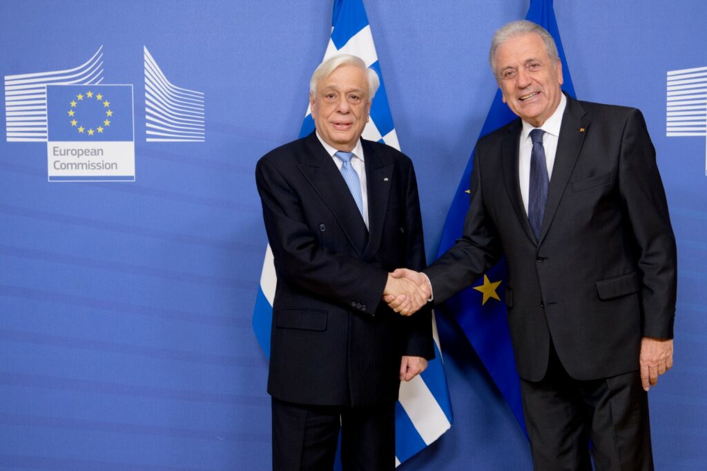 Πρ. Παυλόπουλος: «Ο Δ. Αβραμόπουλος μάς κάνει περήφανους πραγματικά γιατί δεν ξέχασε σε δύσκολες ώρες την πατρίδα του» (Photos) - Media