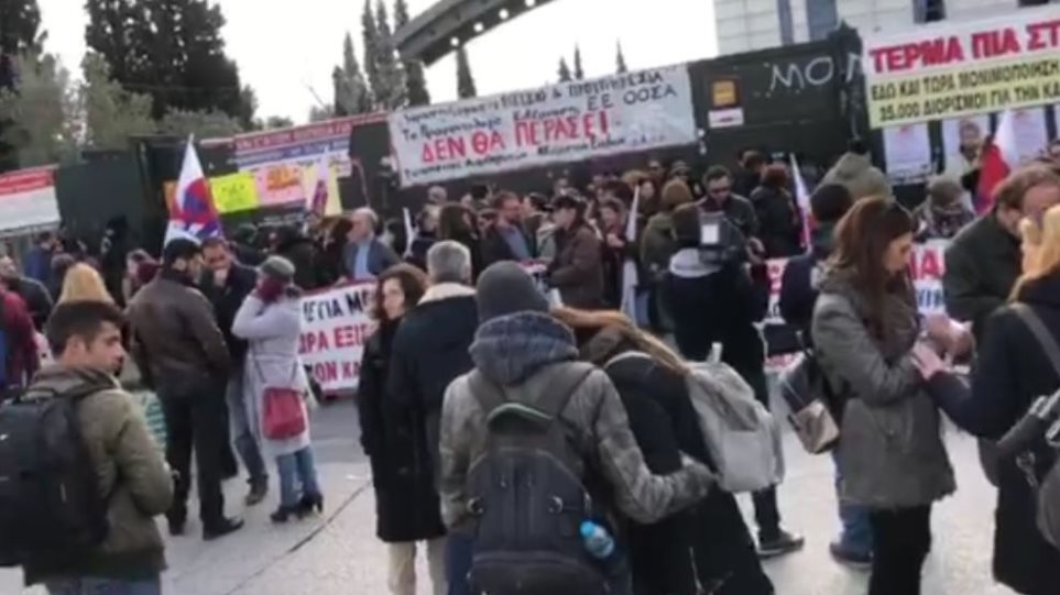 Ένταση στο υπουργείο Παιδείας: Καθηγητές σκαρφάλωσαν στην πύλη (Videos) - Media