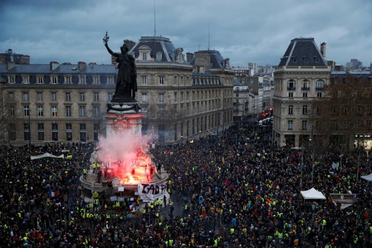 «Σκηνές χάους» στο Παρίσι: 179 τραυματίες και 1.723 προσαγωγές από τα «Κίτρινα Γιλέκα» (Videos) - Media