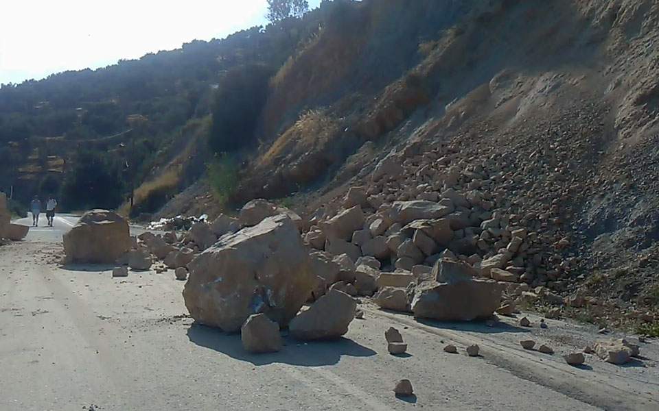 Νέες κατολισθήσεις στο Πλωμάρι - Media