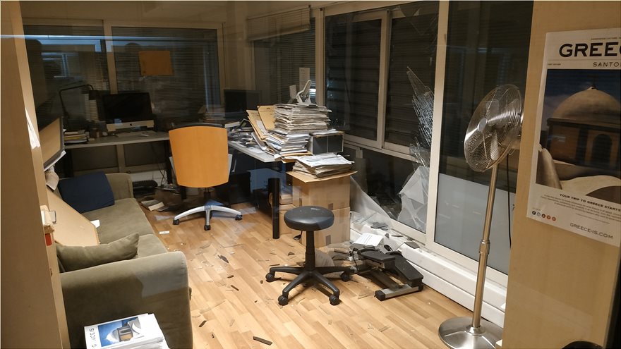 Δείτε φωτογραφίες από την καταστροφή στα γραφεία στο εσωτερικό του ΣΚΑΙ (Photos)  - Media