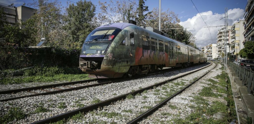 Σύγκρουση τρένου με ΙΧ στην Κωνσταντινουπόλεως  - Media