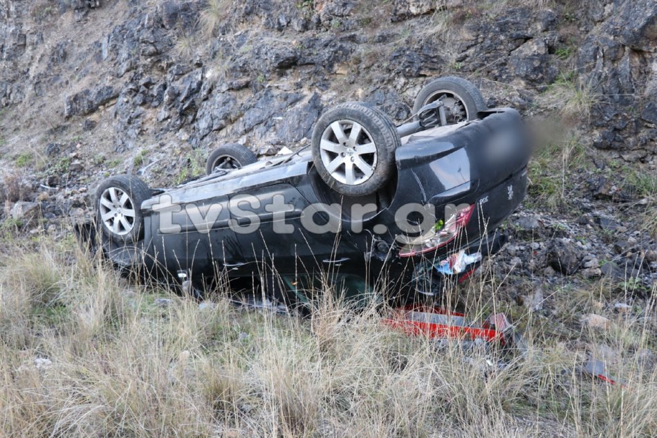 Αυτοκίνητο τούμπαρε εκτός δρόμου στον Μπράλο - «Άγιο» είχαν οι επιβάτες (Photos) - Media