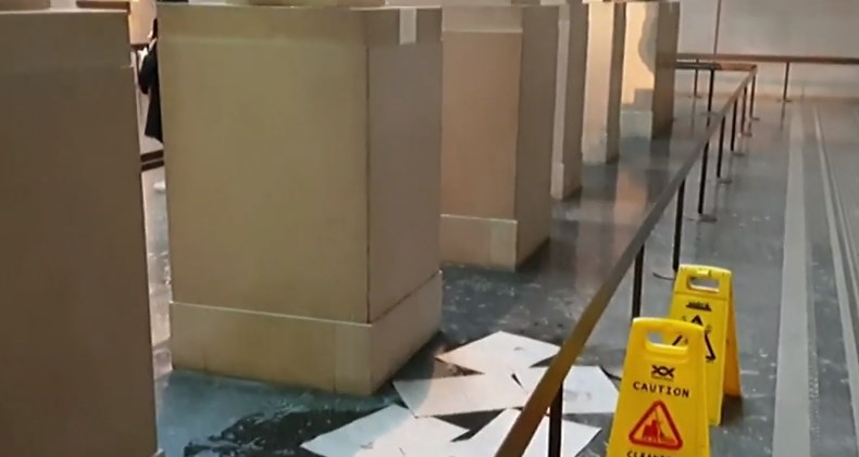 Τριτοκοσμικές εικόνες στο Βρετανικό Μουσείο: Μπάζει νερά η αίθουσα με τα γλυπτά του Παρθενώνα! - Media