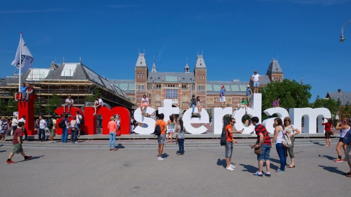 Αποκαθηλώνουν το «I amsterdam»: Λένε «όχι» στον μαζικό τουρισμό - Media